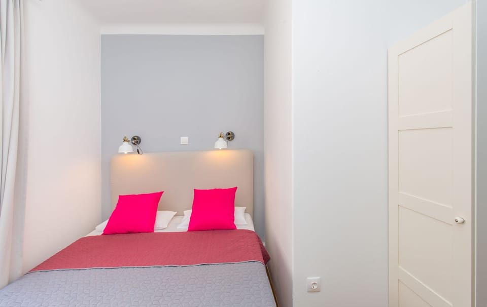 2 bedrooms, Egyptian cotton sheets, premium bedding, iron/ironing board