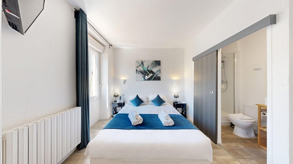 Deluxe Room | Desk, soundproofing, iron/ironing board (on request), WiFi (free)