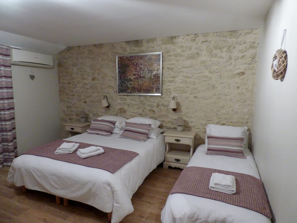 Superior Triple Room | Desk, soundproofing, iron/ironing board (on request), WiFi (free)