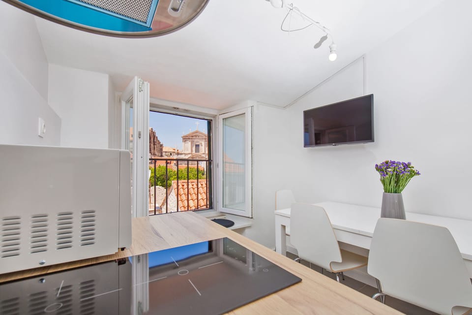 Comfort Apartment | Bathroom | Shower, hair dryer, towels, soap