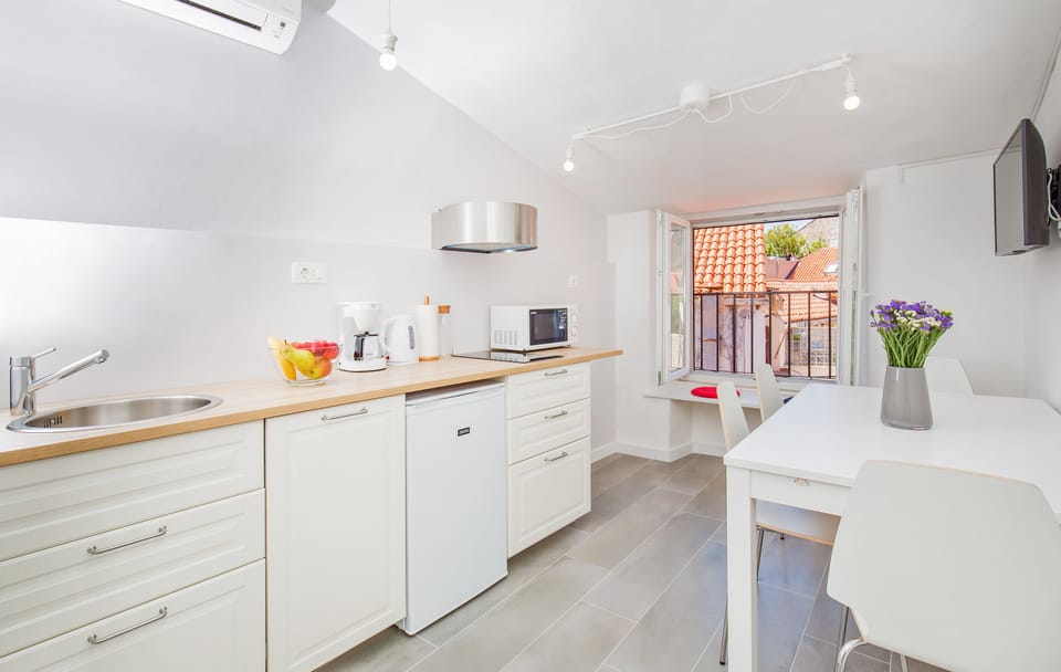 Comfort Apartment | Private kitchen | Coffee/tea maker, fridge, microwave, oven
