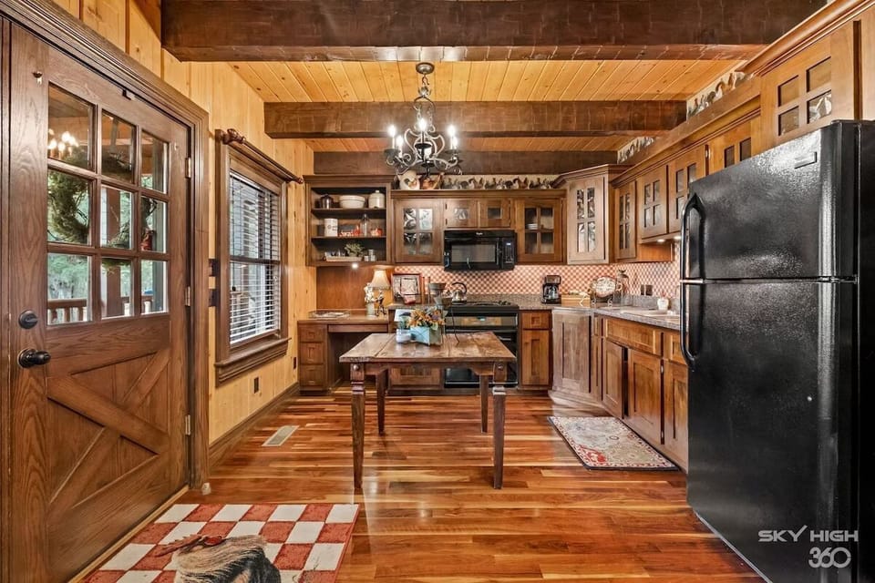 As you enter the cabin, the fully equipped, country themed kitchen is to your left.