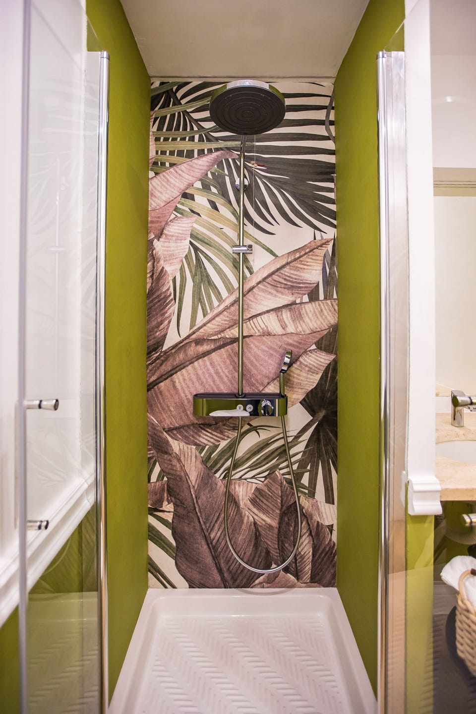 Triple Room | Bathroom | Shower, rainfall showerhead, free toiletries, hair dryer
