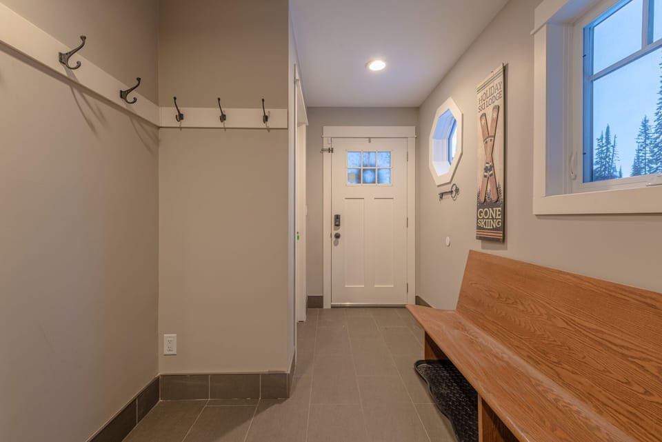 Large Entryway with Lots of Space for Gear 
