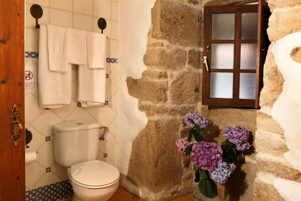Roseiras | Bathroom | Hair dryer, towels, soap, shampoo
