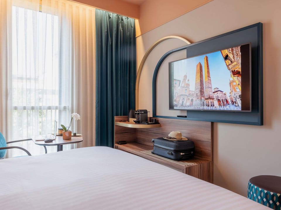 Down comforters, minibar, in-room safe, desk