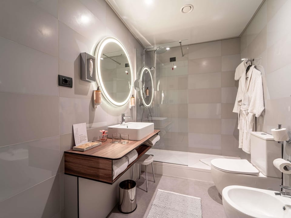Deluxe Room, Balcony | Bathroom | Eco-friendly toiletries, hair dryer, bidet, towels