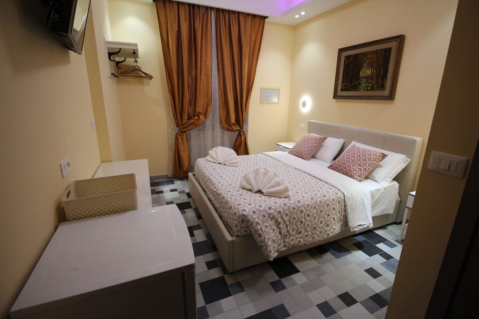 Comfort Double Room (101) | Memory foam beds, free minibar, in-room safe, desk