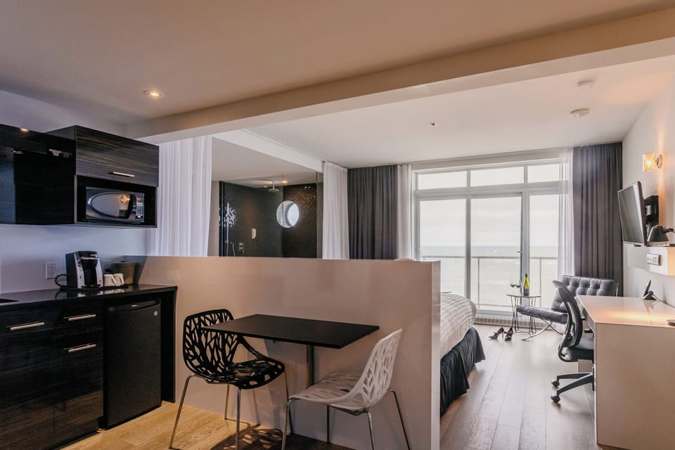 Suite (Panorama) | Premium bedding, desk, soundproofing, iron/ironing board