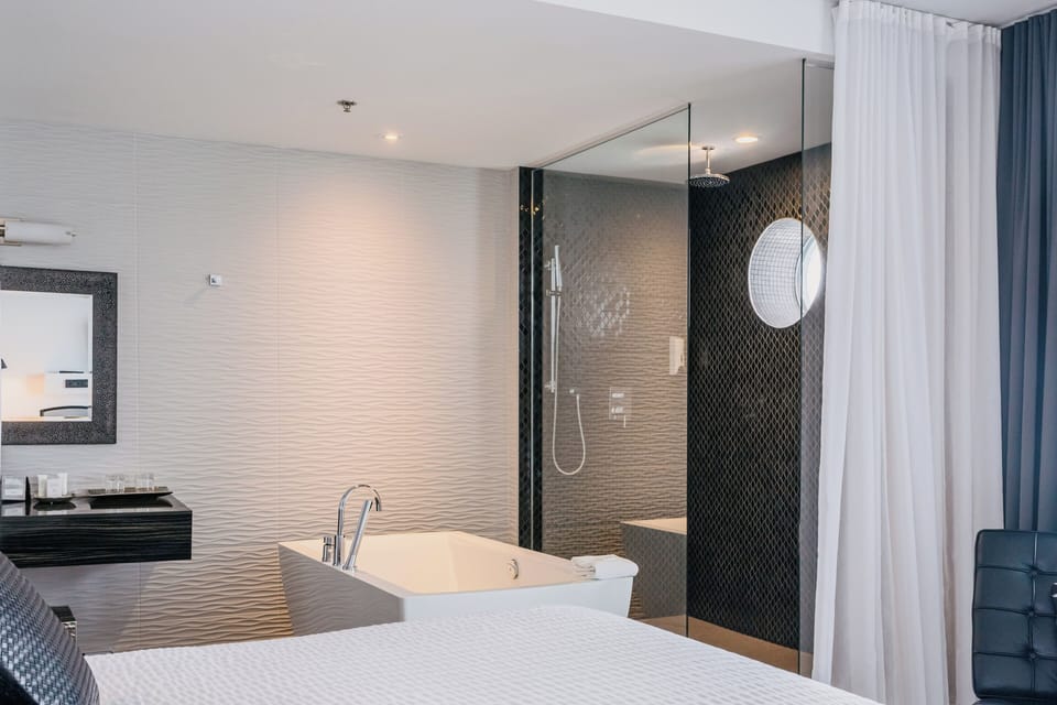Suite (Panorama) | Premium bedding, desk, soundproofing, iron/ironing board