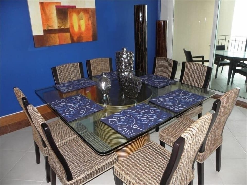 INVITING DINING TO VIEW THE OCEAN