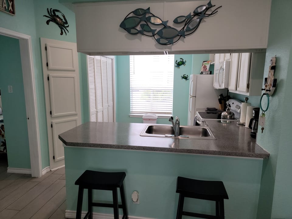 Breakfast bar into the kitchen