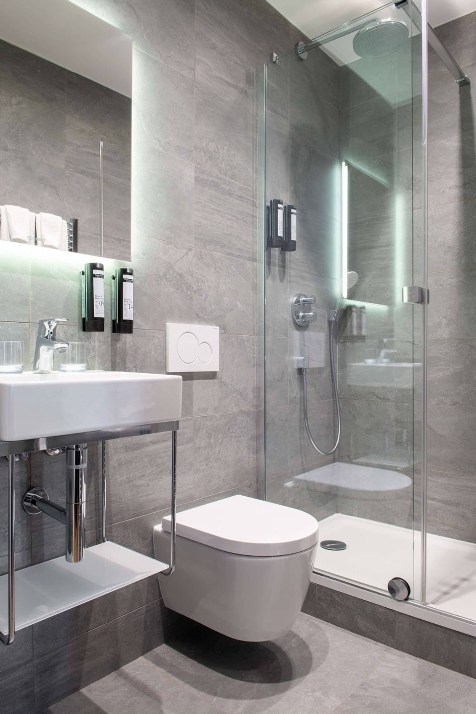 Superior Double Room | Bathroom | Free toiletries, hair dryer, towels
