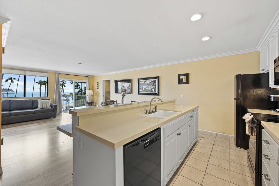Panoramic Suite, Multiple Beds, Ocean View | Private kitchen | Coffee/tea maker