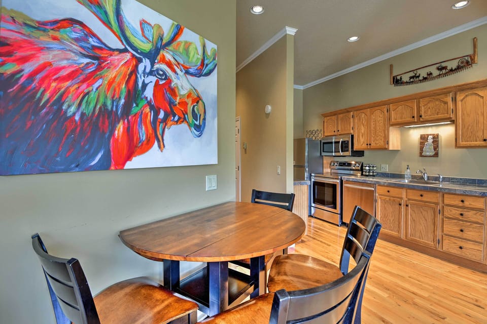 Dining Area | Dishware & Flatware Provided | Single-Story Unit