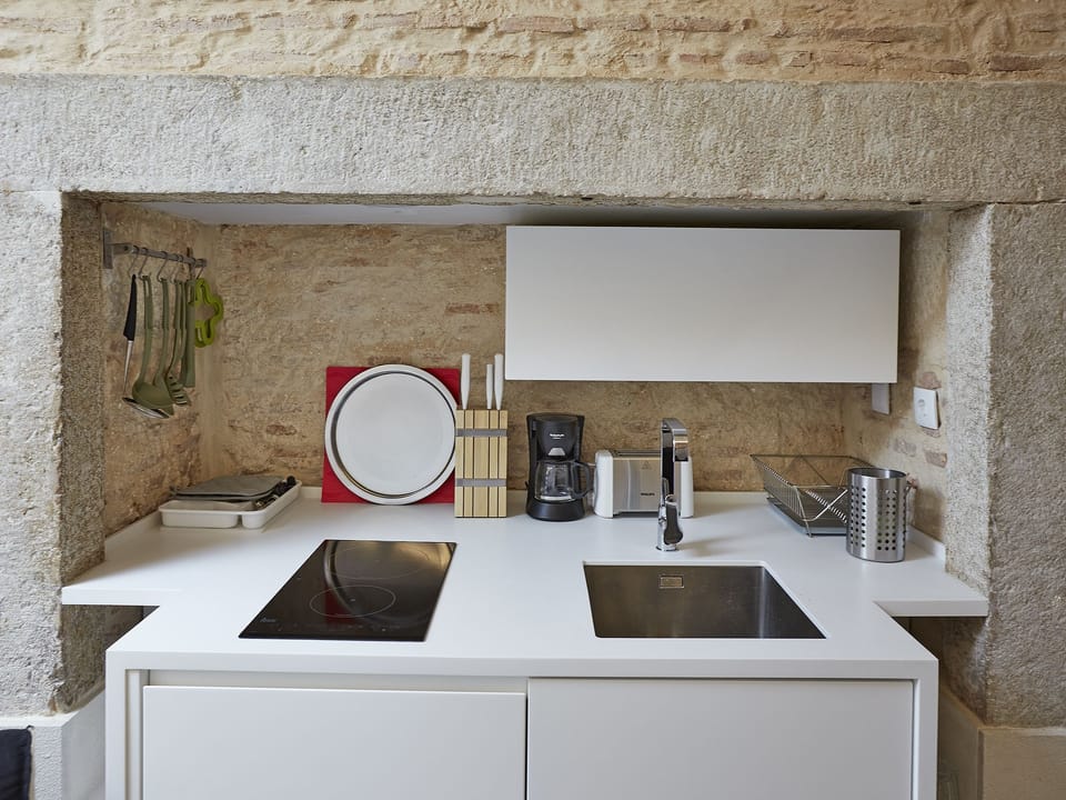 City Studio | Private kitchenette | Fridge, microwave, stovetop, coffee/tea maker