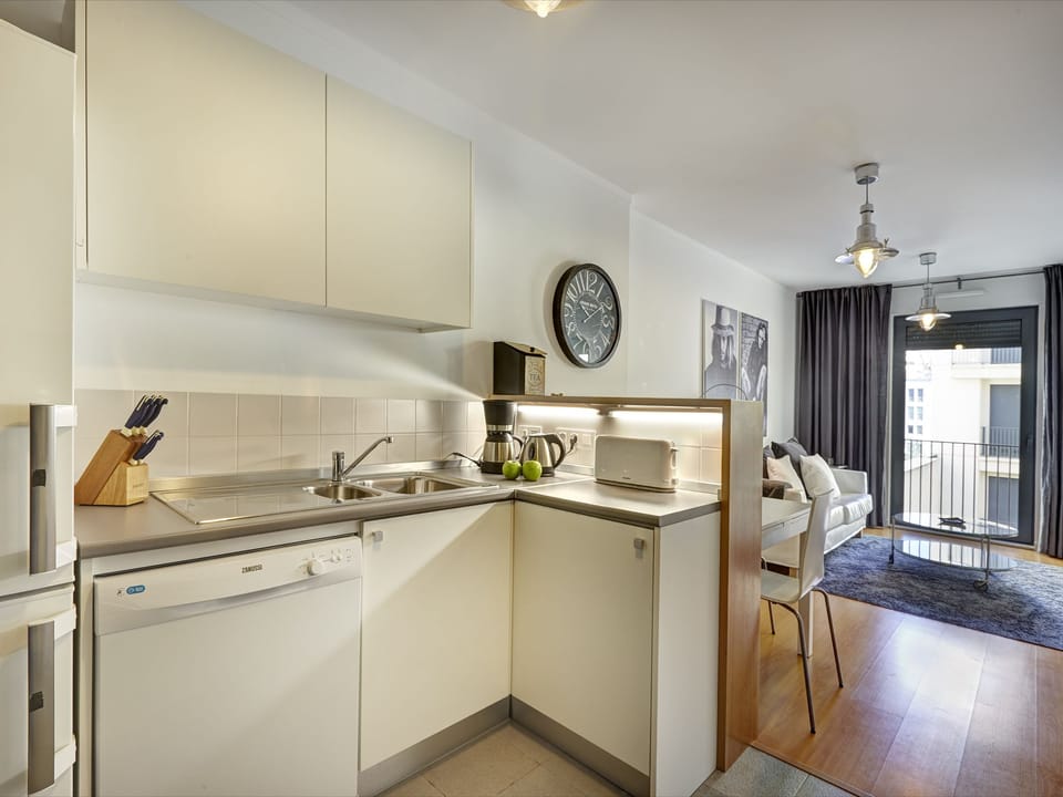 Apartment, 2 Bedrooms | Private kitchen | Fridge, microwave, oven, stovetop