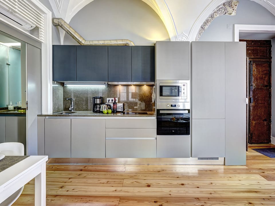 Apartment, 1 Bedroom | Private kitchen | Full-size fridge, microwave, oven, stovetop