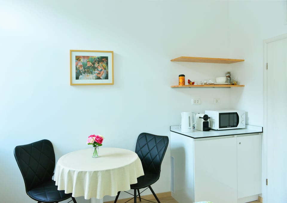 Apartment, 3 Bedrooms | Private kitchenette | Fridge, microwave, oven, stovetop