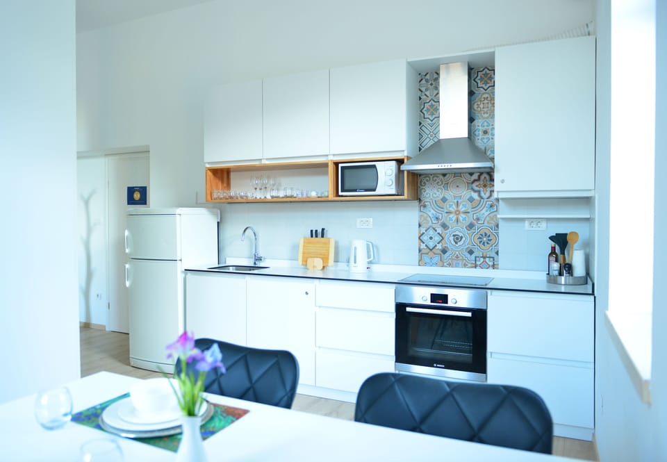 Apartment, 3 Bedrooms | Private kitchen | Fridge, microwave, oven, stovetop