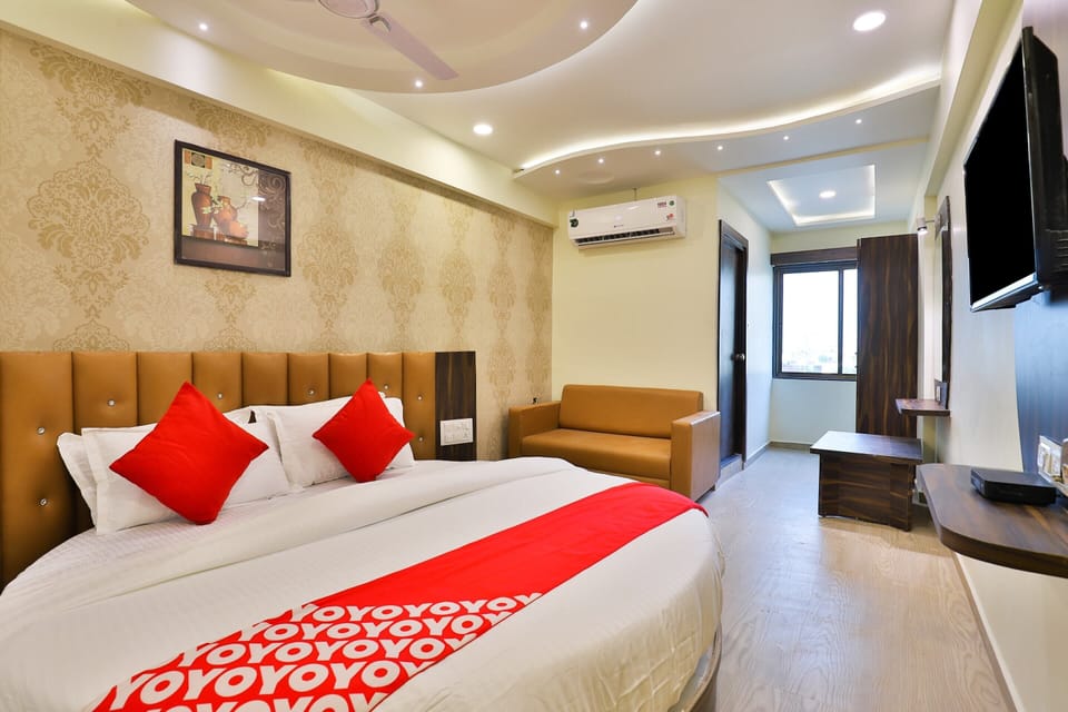 Suite, 1 King Bed | Bathroom | Towels