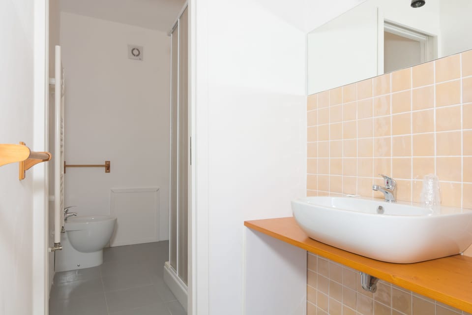 Apartment | Bathroom | Shower, free toiletries, hair dryer, bidet