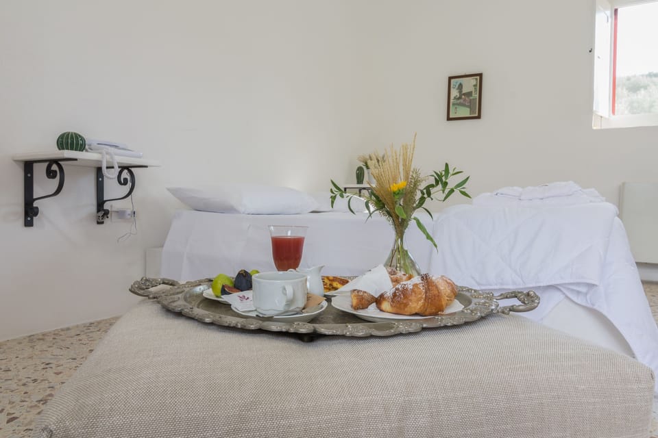 Double Room | Individually decorated, individually furnished, desk, cribs/infant beds
