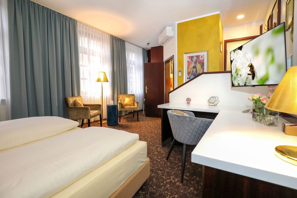 Queensize-Room | Hypo-allergenic bedding, minibar, desk, laptop workspace