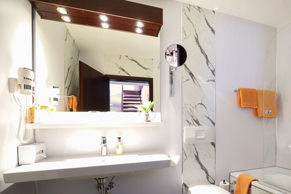 Presidential Suite | Bathroom | Shower, free toiletries, hair dryer, towels