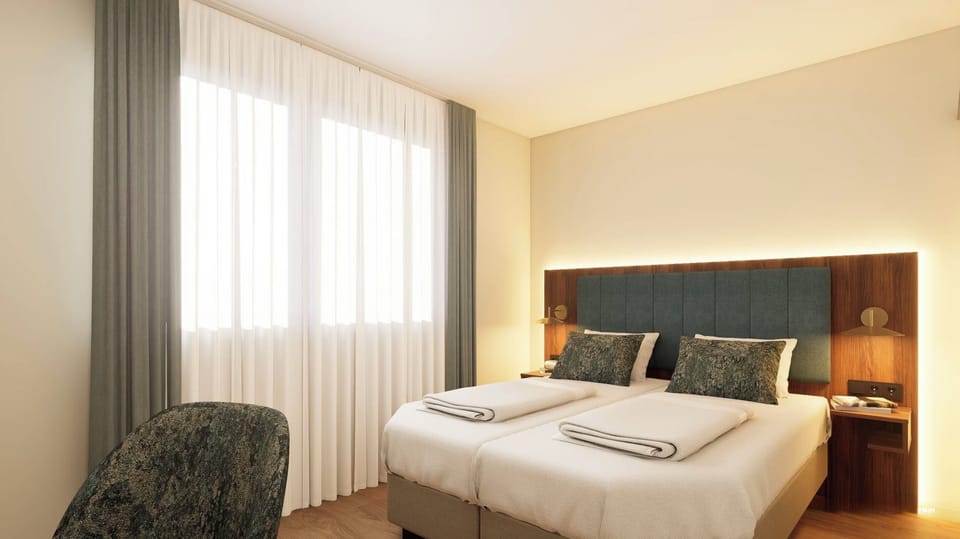 Queensize-Room | Hypo-allergenic bedding, minibar, desk, laptop workspace