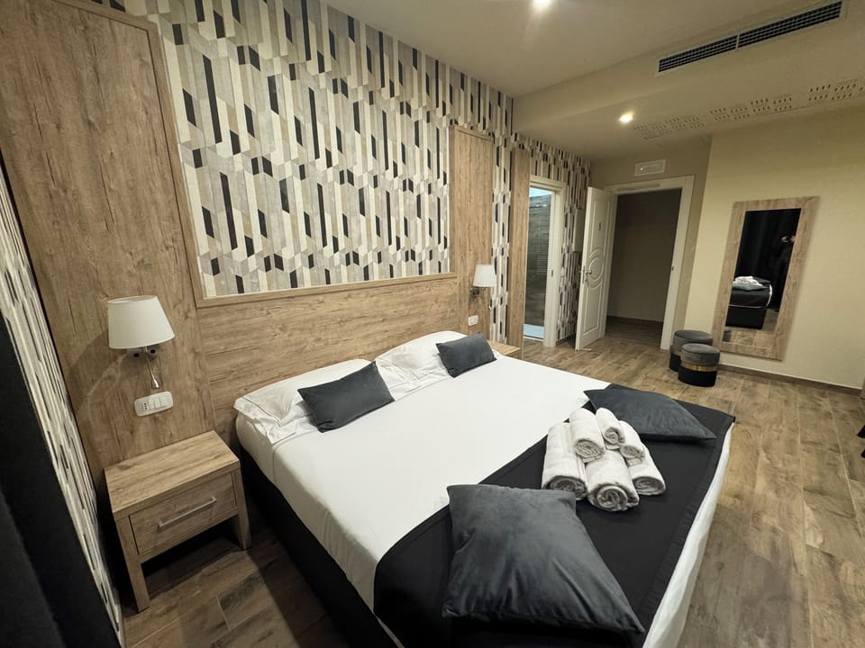 Deluxe Triple Room 8 | Egyptian cotton sheets, premium bedding, minibar, in-room safe