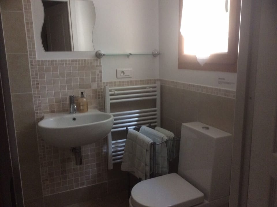 En-suite wet room.