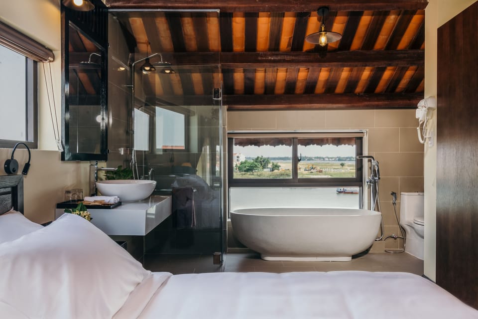 Luxury Suite, River View | Bathroom | Free toiletries, hair dryer, bathrobes, slippers