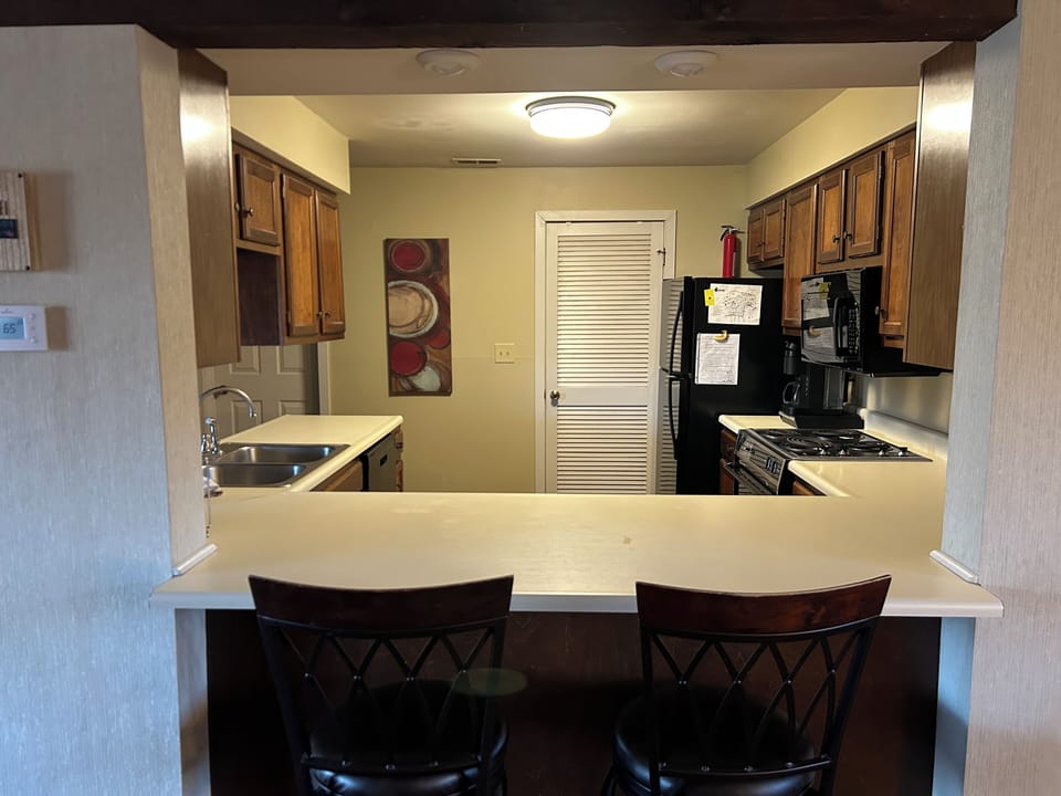 Kitchen with 2 barstools