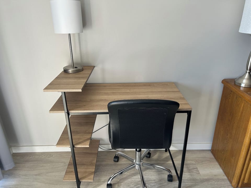 Work station in Double Queen room