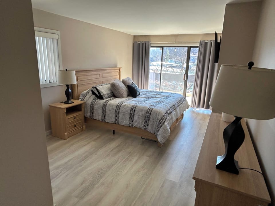 King with en-suite and access to Lakeview deck