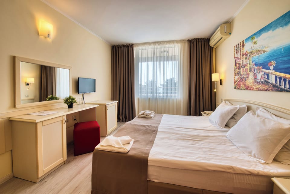 Minibar, free cribs/infant beds