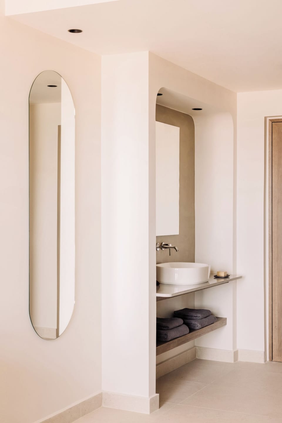 Shower, hair dryer, bathrobes, slippers