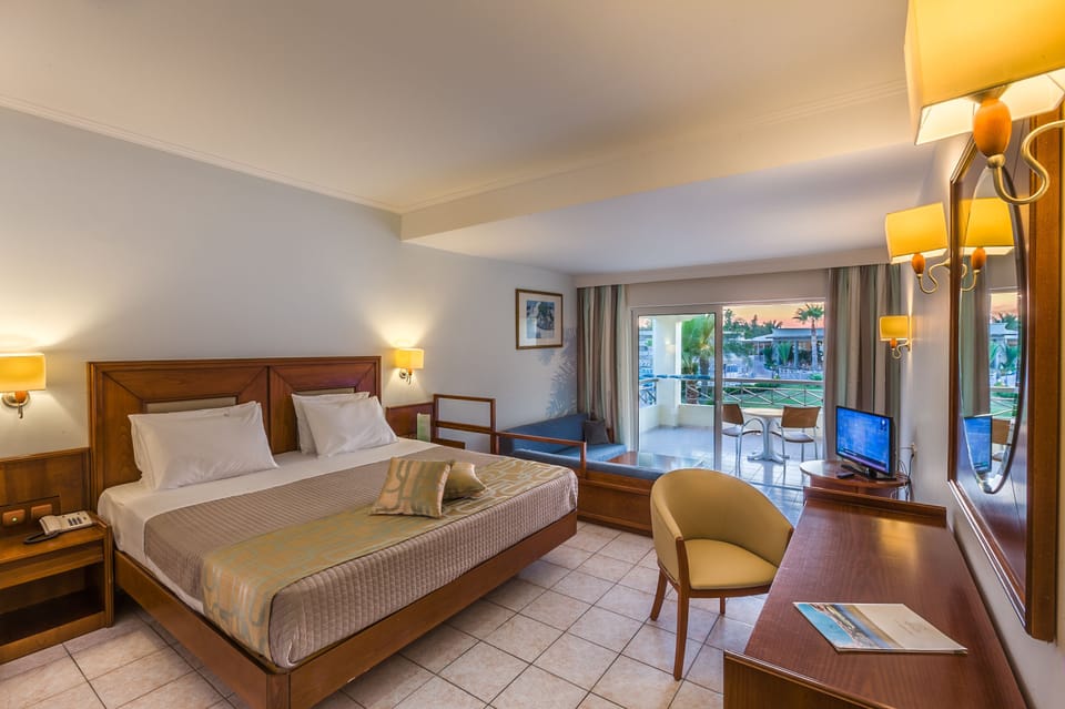 Junior Suite | In-room safe, individually decorated, individually furnished, desk