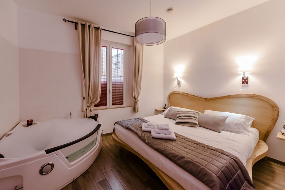 Luxury Double Room, 1 King Bed (Glamour Jacuzzi) | In-room safe, individually furnished, desk, laptop workspace