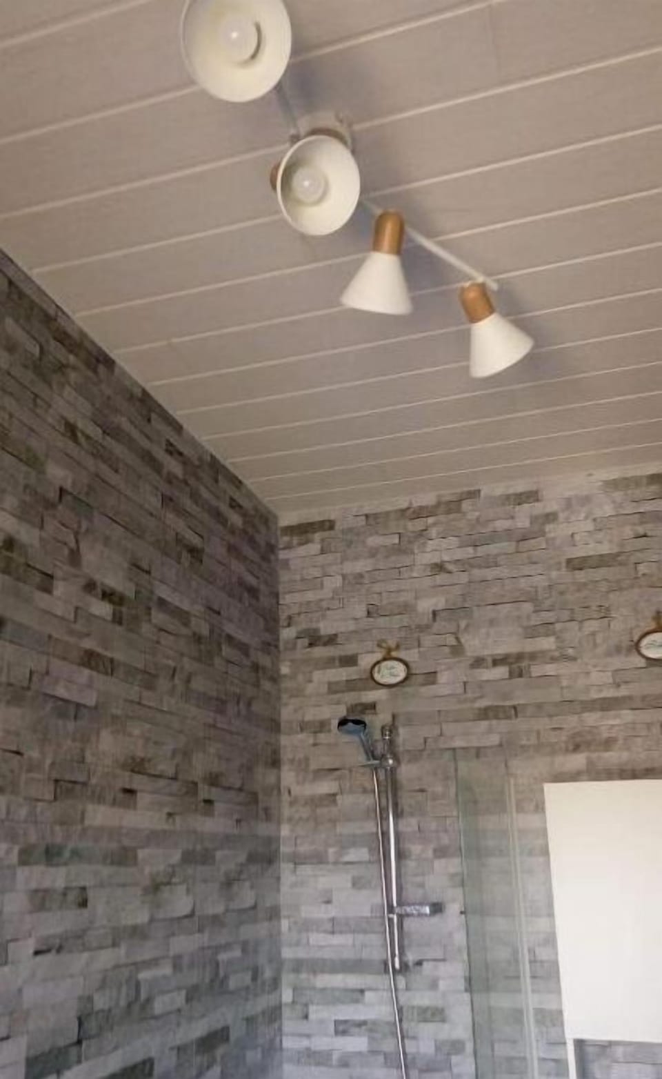 Comfort Room, 1 Queen Bed, Balcony, Courtyard View (Océane) | Bathroom | Shower, hair dryer, towels