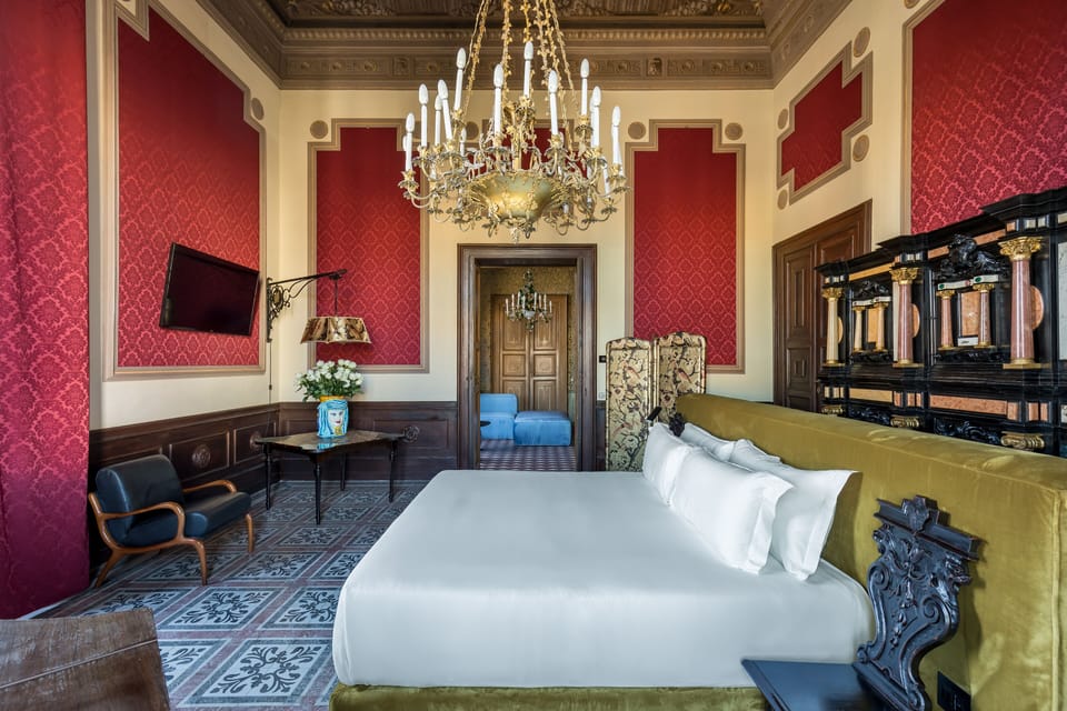 Royal Studio Suite | Minibar, in-room safe, desk, blackout drapes