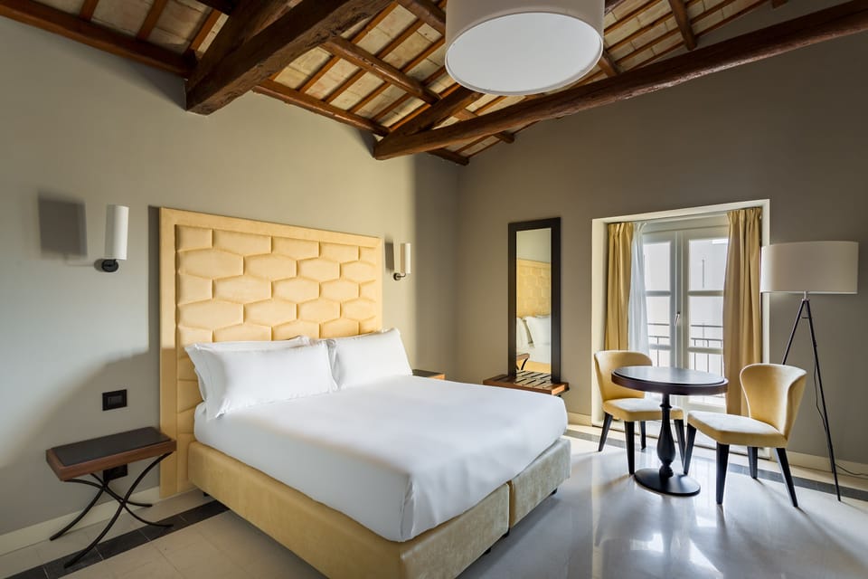 Standard Room | Minibar, in-room safe, desk, blackout drapes