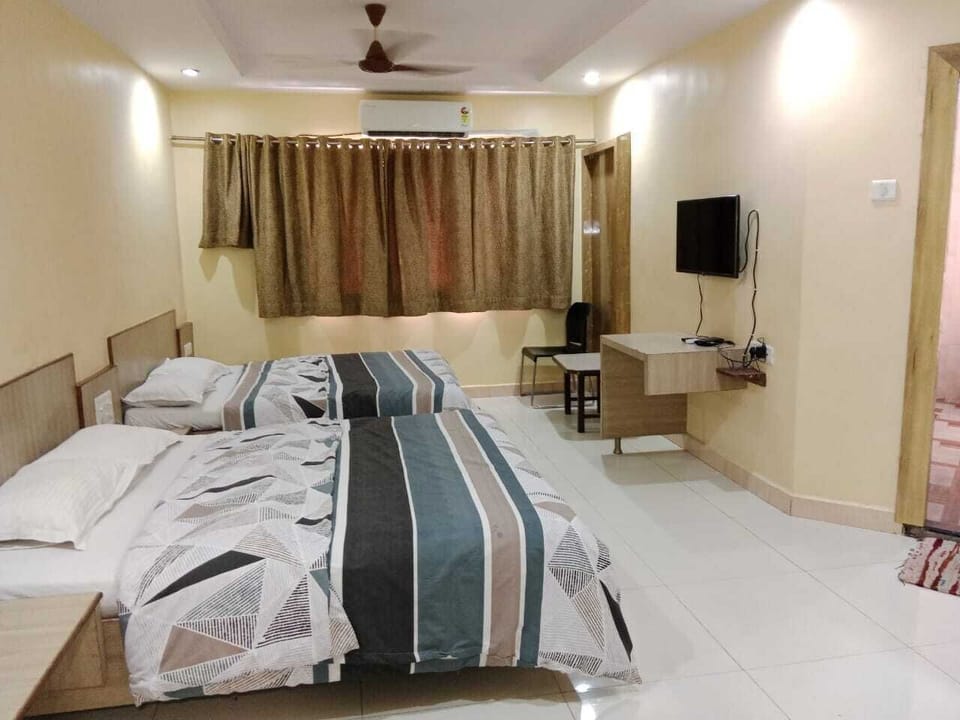 Basic Suite, 2 Double Beds | Rollaway beds, bed sheets