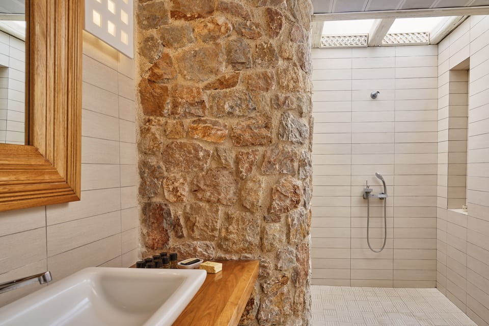Honeymoon Studio Suite, Jetted Tub | Bathroom | Shower, free toiletries, hair dryer, towels