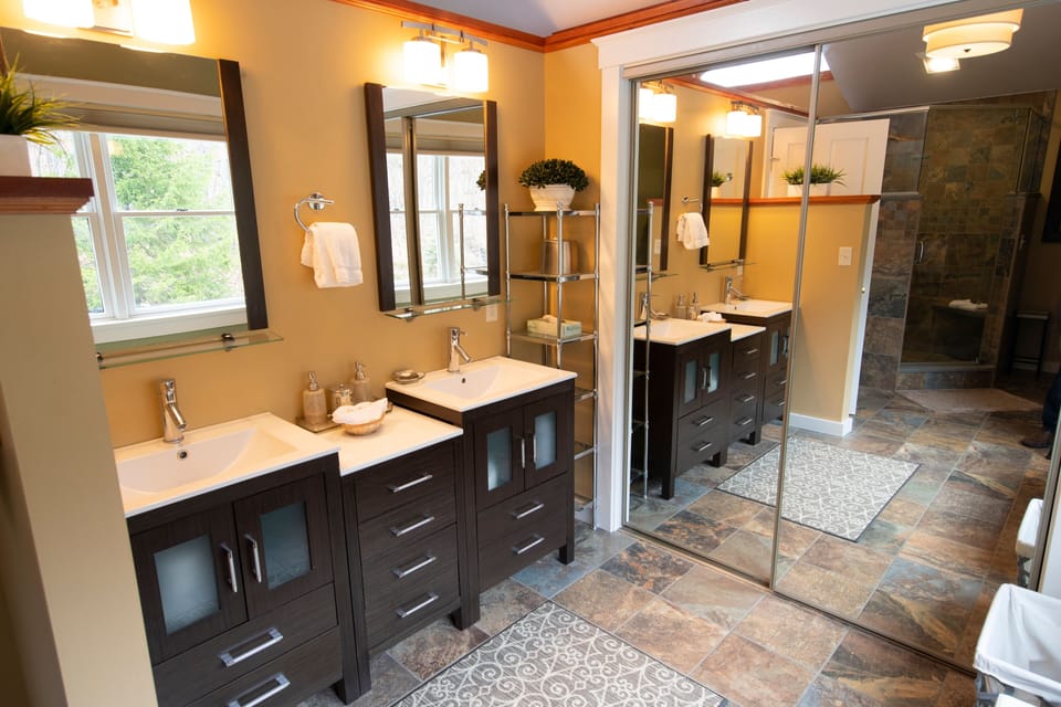 Luxury 6br Solitude Ge- Indoor Bball Court, Private Tub 6 Bedroom Home by RedAwning House in Mount Holly