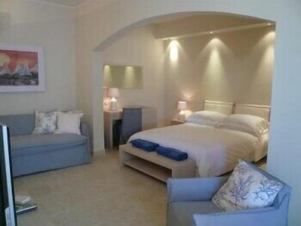 Deluxe Room | Select Comfort beds, minibar, in-room safe, free cribs/infant beds