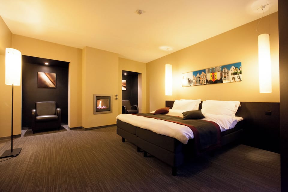 Deluxe | Down comforters, minibar, in-room safe, individually decorated