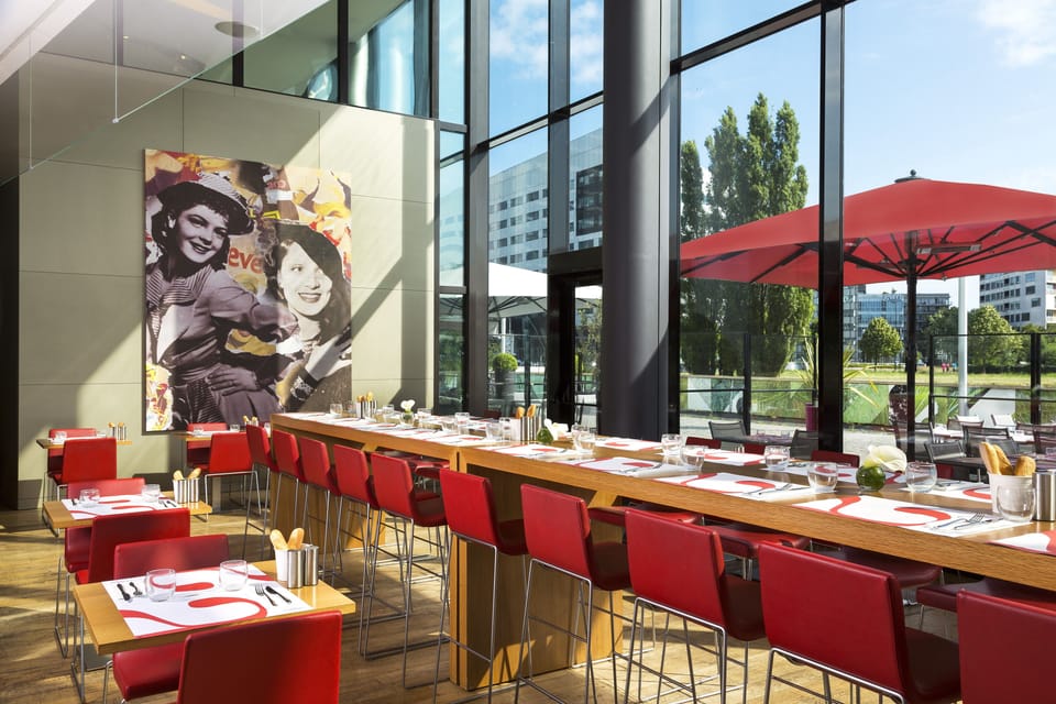 2 restaurants; breakfast, lunch, dinner, and brunch served