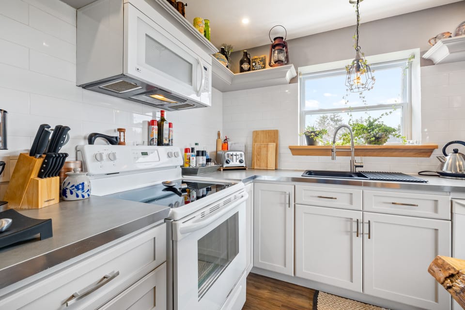 Great Working KItchen with Everything You will Need for Cooking!